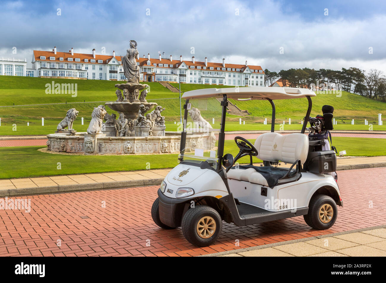 Trump Turnberry Golf et Hôtel resort, avec une vue de la clubhouse sur l'ornate fountain vers l'hôtel, Turnberry, Ayrshire, Scotland, UK Banque D'Images