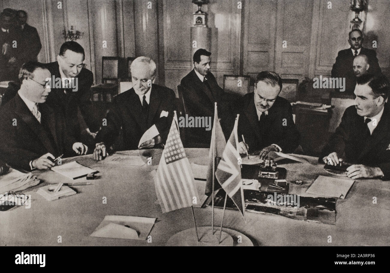 La photographie montre Cordell Hull, secrétaire d'État, Viatcheslav Molotov, commissaire des affaires étrangères de l'Union soviétique, et Anthony Eden, Ministre britannique des affaires étrangères, à la signi Banque D'Images