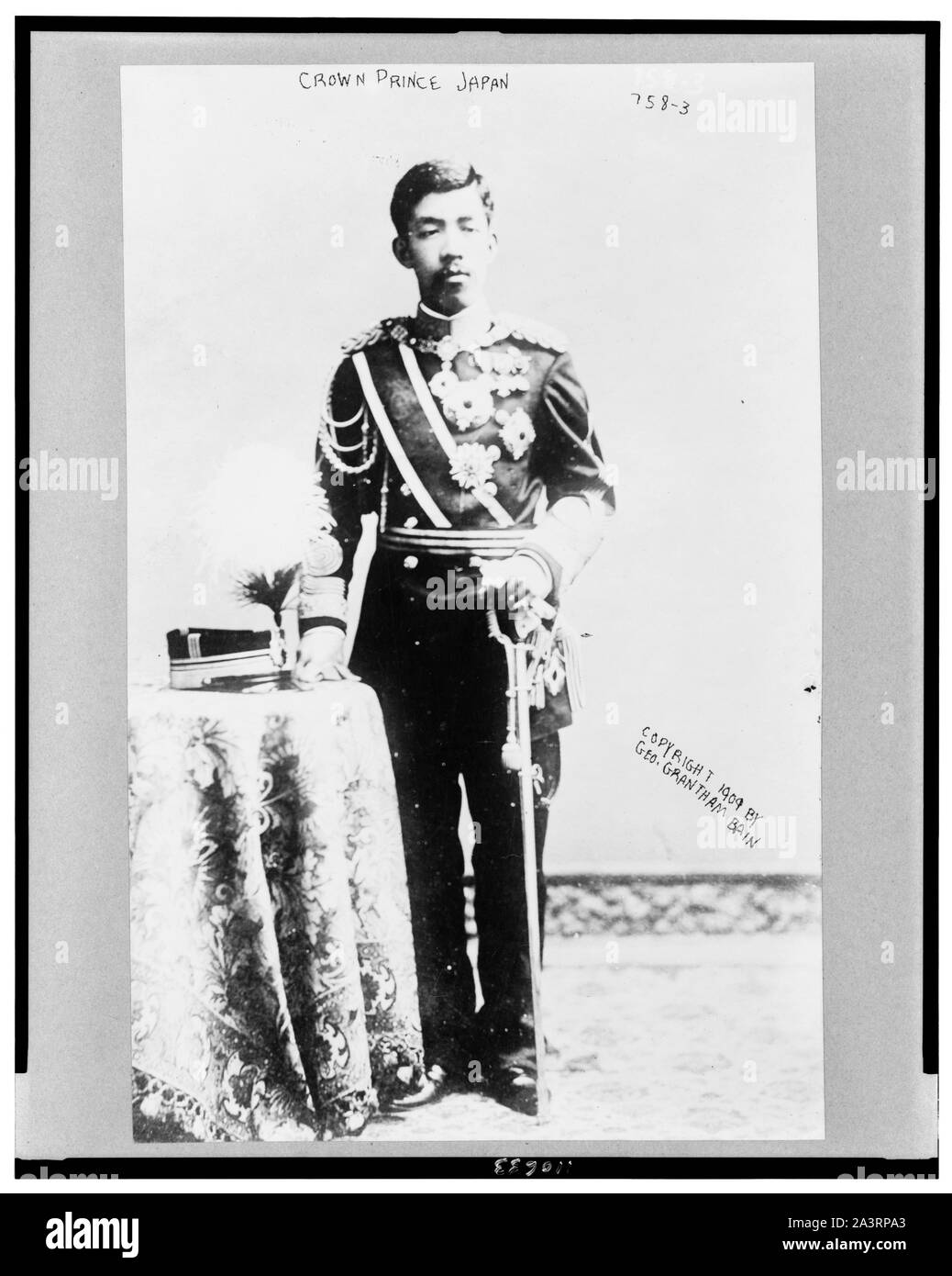 Taisho, Empereur du Japon, portrait en pied, debout, face à l'avant Banque D'Images