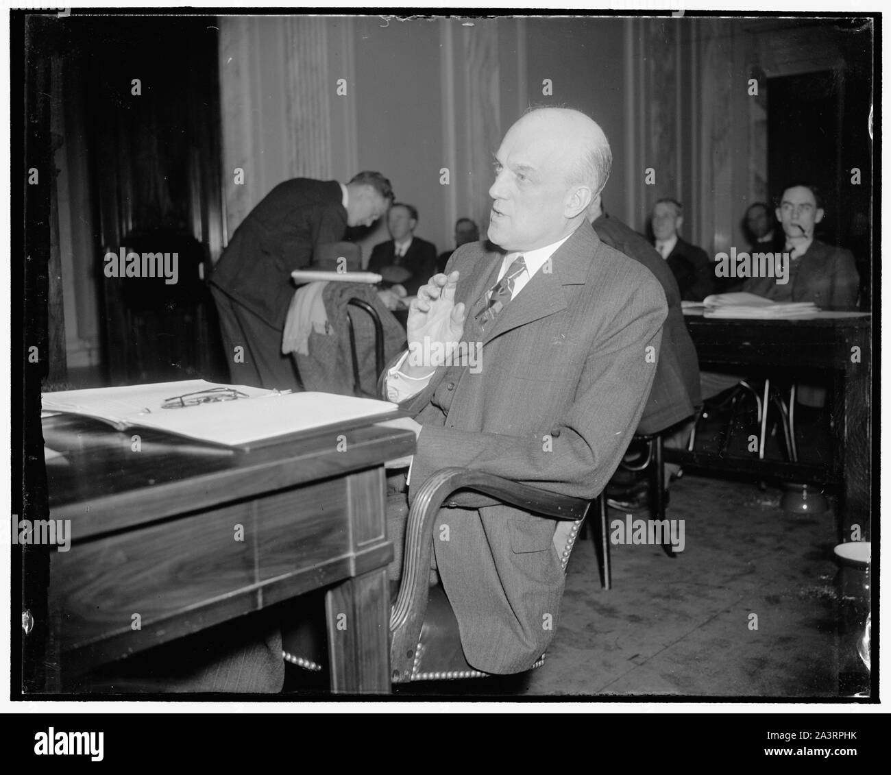 Prend fissure à la politique du gouvernement. Washington, D.C., le 2 mars. Une autre fissure a été prise à la nouvelle donne aujourd'hui lorsque George H. Houston, président de la Baldwin Locomotive Works, a déclaré devant le Sénat le chômage et que le Comité de secours des politiques du gouvernement paralysent l'entreprise privée et sont à l'origine de conditions existantes de chômage. Houston s'exprimait en tant que président du comité de financement industriel de la National Association of Manufacturers, 3/2/38 Banque D'Images