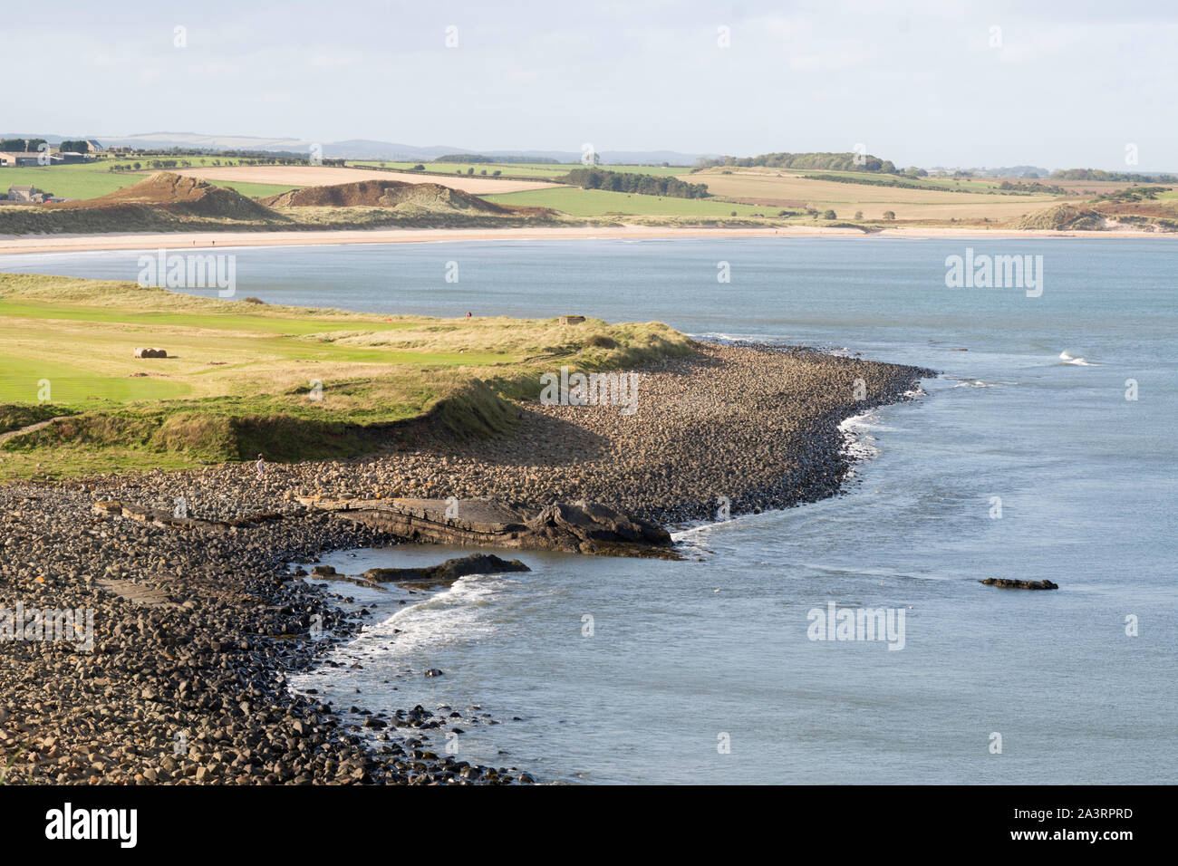 Graymare rock et le littoral de la mer du Nord à Embleton bay vue de château de Dunstanburgh, Northumberland, England, UK Banque D'Images