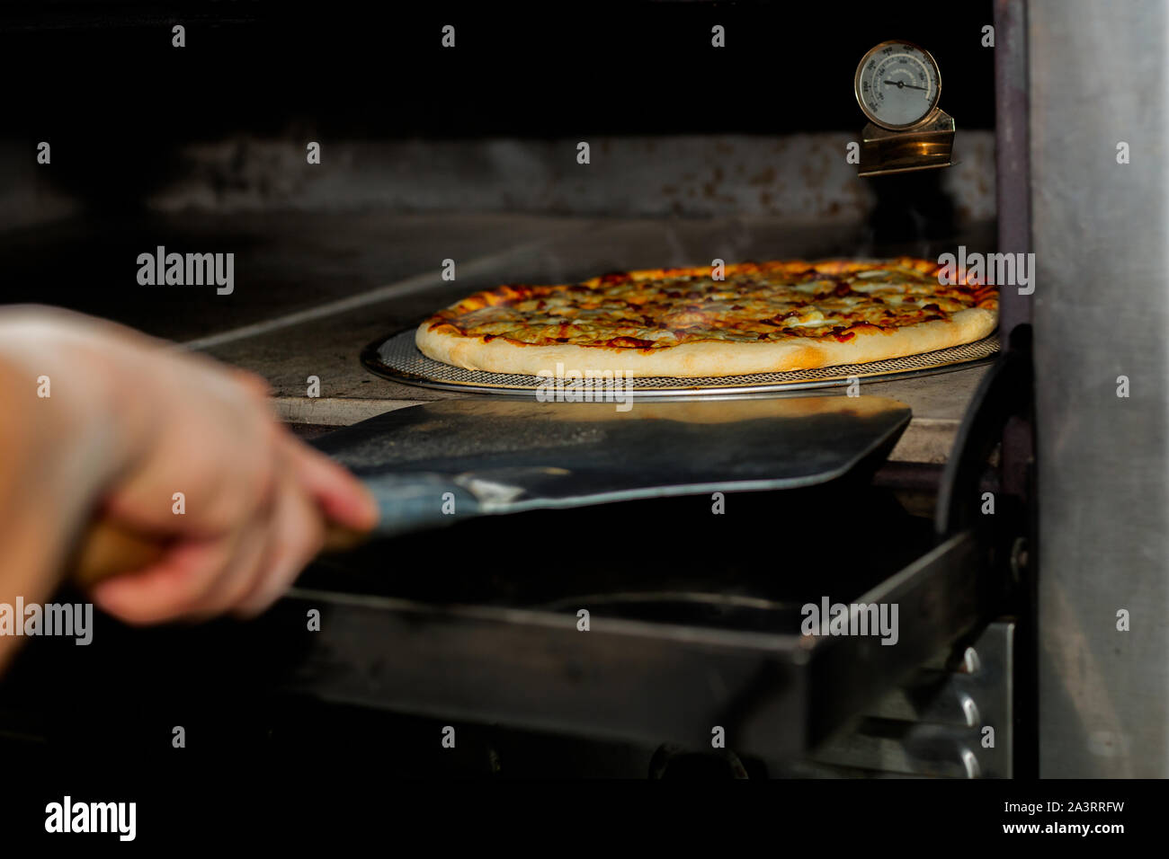 Pelle à pizza Banque de photographies et d'images à haute résolution - Alamy