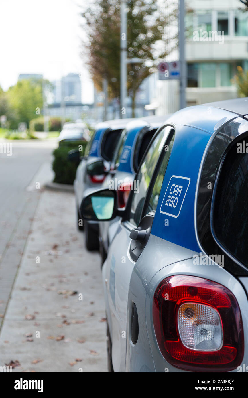 VANCOUVER, BC, CANADA - LE 21 SEPT, 2019 : une ligne de Car2Go SmartCars dans le Village olympique de Vancouver qui font partie de la voiture le covoiturage Banque D'Images