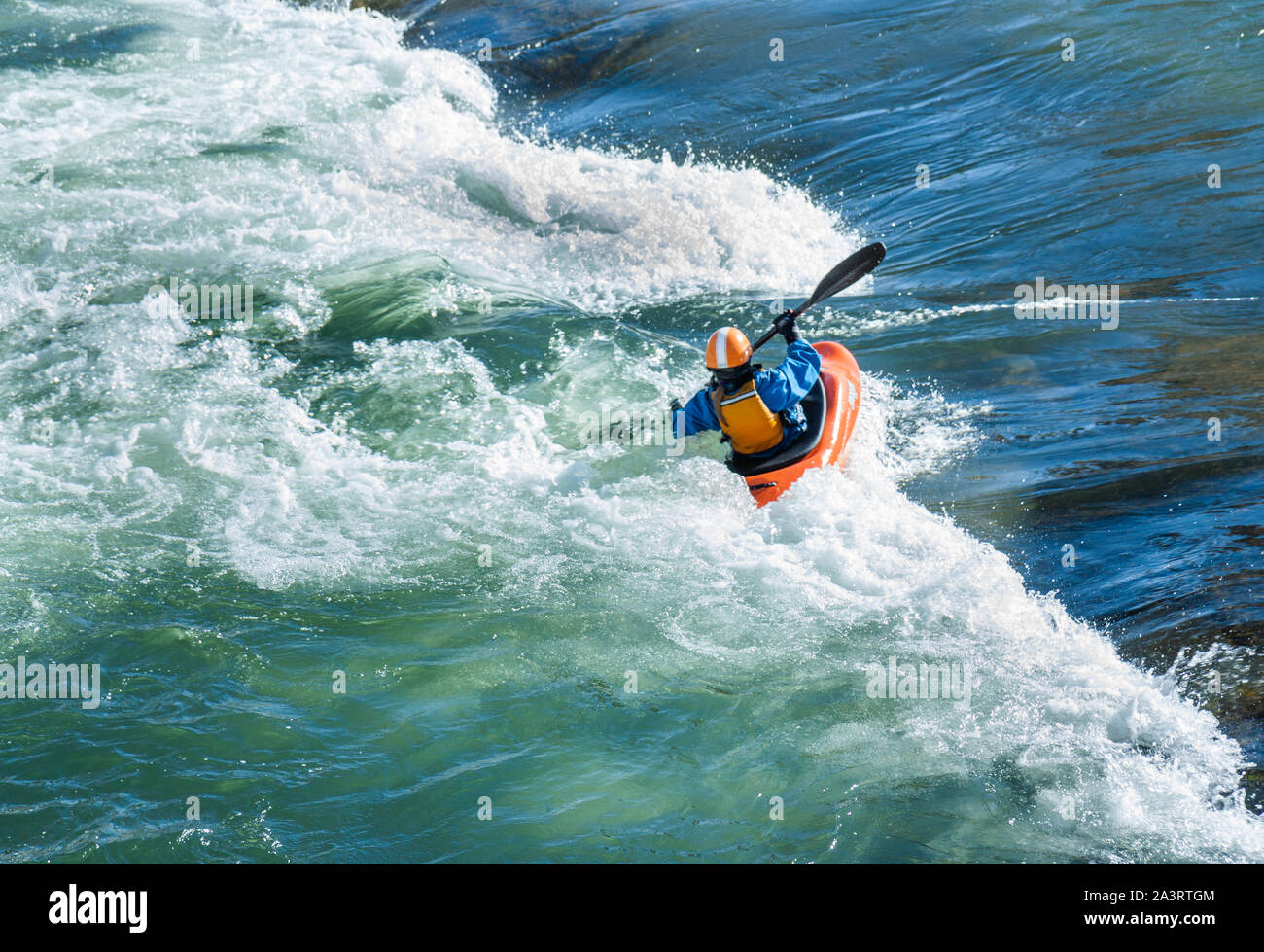 La pratique de kayak rivière en rouleaux Banque D'Images