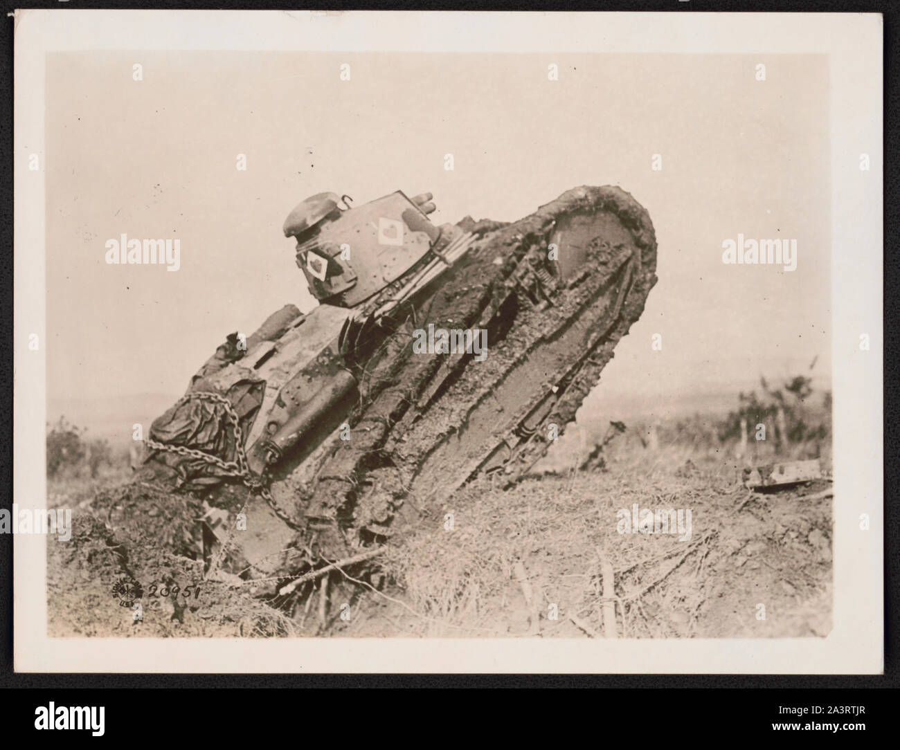 Tank labourer son chemin à travers une tranchée et partir en direction de la ligne allemande, pendant la Première Guerre mondiale, près de Saint Michel, France Banque D'Images