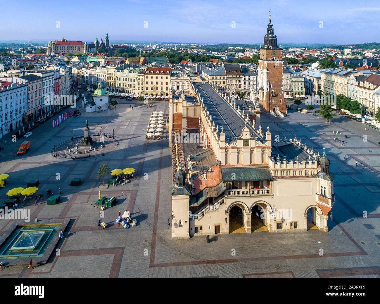 Cracovie, Pologne. Vue aérienne de la vieille ville, avec la place du marché (Rynek), ancienne salle des tabliers (Sukiennice), statue de Mickiewicz, petite église St. Banque D'Images