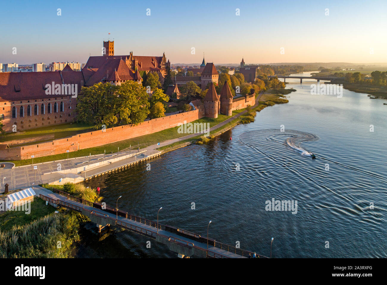 Malbork (Marienburg médiévale) Château en Espagne, forteresse des Chevaliers teutoniques lors de la Rivière Nogat, ponts et d'un scooter. Vue aérienne Banque D'Images
