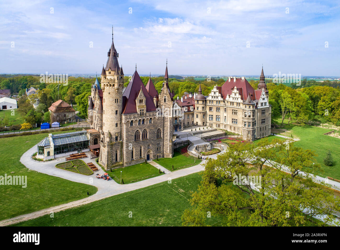 Moszna fabuleux château historique dans près de Opole, Silésie, Pologne. Construit en XVII siècle, s'étend de 1900 à 1914. Banque D'Images