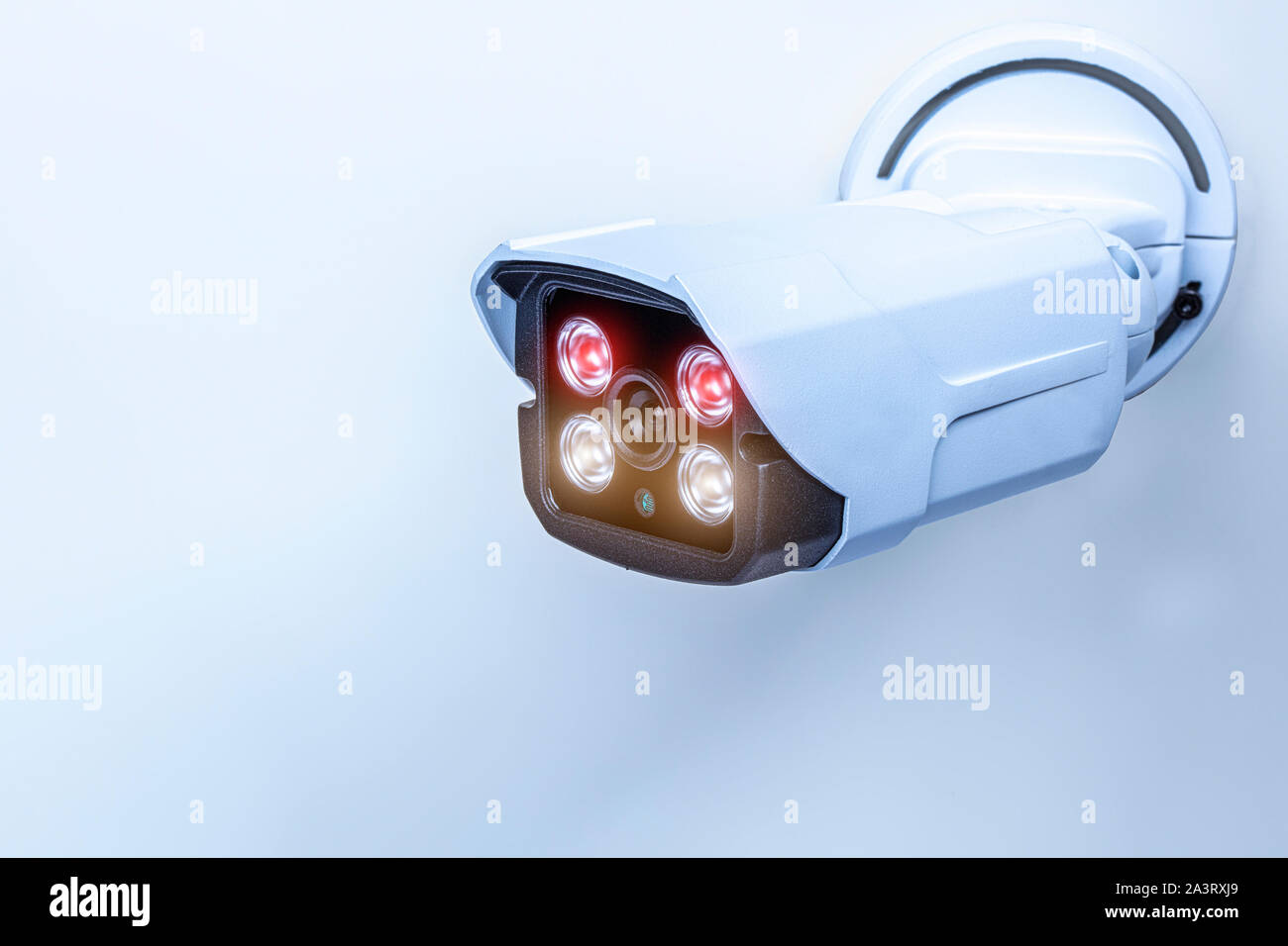 Détail d'une caméra de surveillance avec la technologie infrarouge pour la vision nocturne. Concept de sécurité. Banque D'Images