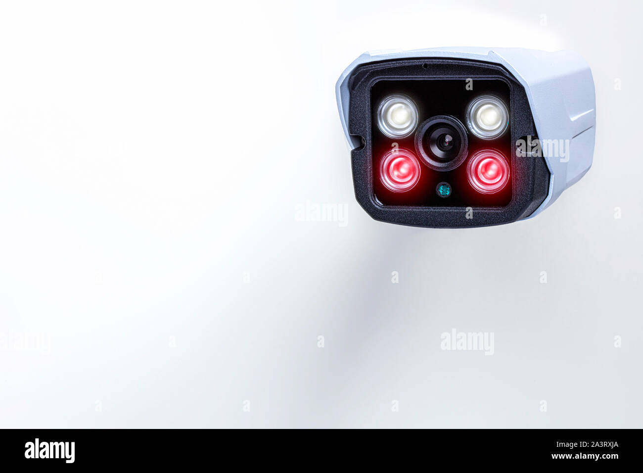 Détail d'une caméra de surveillance avec la technologie infrarouge pour la vision nocturne sur un fond blanc. Banque D'Images