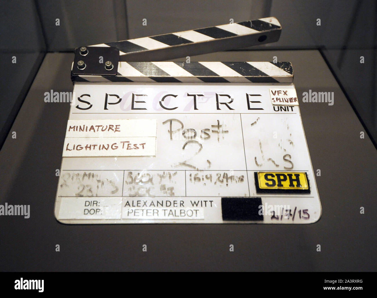 La photo doit être crédité ©Kate Green/Alpha Press 079965 17/11/2015 Clapper Board du film spectre aux voitures de spectre inscrivez-vous la plus grande collection de véhicules de James Bond dans le monde à la Bond in Motion Exposition à la London Film Museum, Covent Garden. Banque D'Images