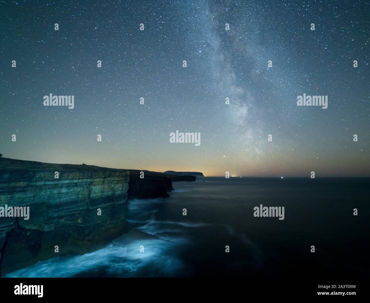 Voie lactée, vue à partir de la bande de Yesnaby, Orkney Banque D'Images