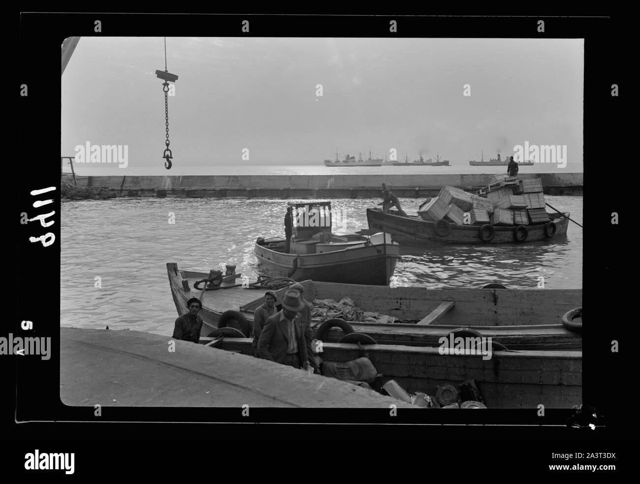 Port de Tel Aviv. Coucher de soleil, à l'échelle du bassin plus léger Banque D'Images