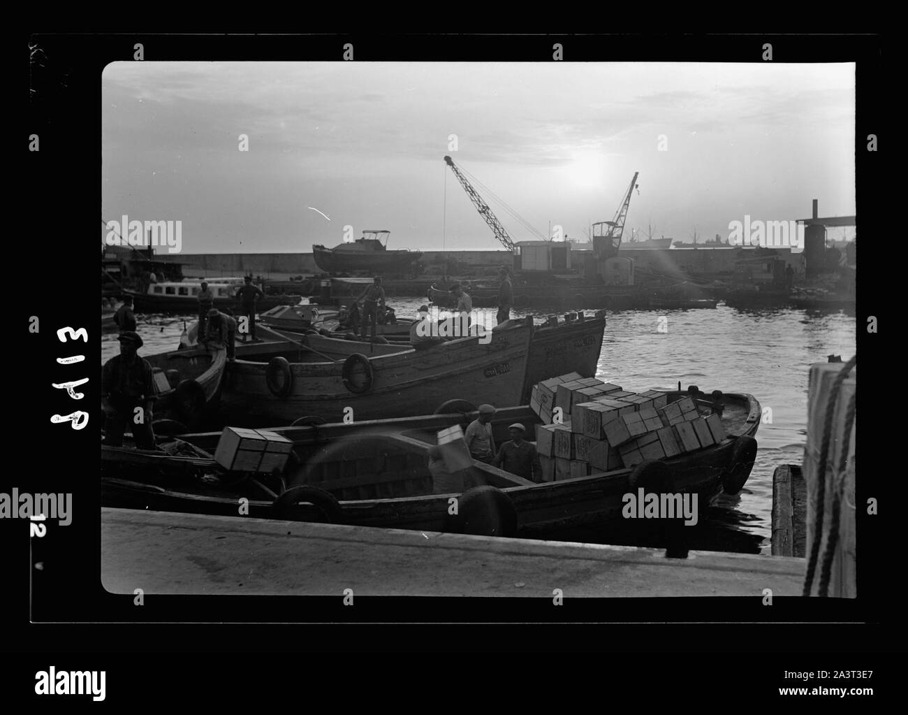 Port de Tel Aviv. Coucher de soleil, à l'échelle du bassin plus léger Banque D'Images