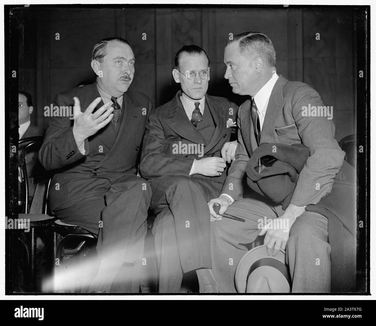 L'inventeur de la télévision Comité économique indique des difficultés à obtenir des brevets. Washington, D.C., janv. 19. Philo T. Farnsworth, qui a conçu le principe de la télévision quand 14 ans se sont présentés devant le Comité économique national temporaire aujourd'hui et leur a dit que son entreprise, Farnsworth Television, Inc., a sorti 46 brevets et a deux fois plus de l'attente, et que plus de 20 combinaisons de brevets qui ont abouti à son cabinet a été effacée dans chaque cas. Farnsworth est vice-président responsable de la recherche dans le cabinet de Philadelphie. Il est montré ici avec George Everson [], Secrétaire de la société le h Banque D'Images