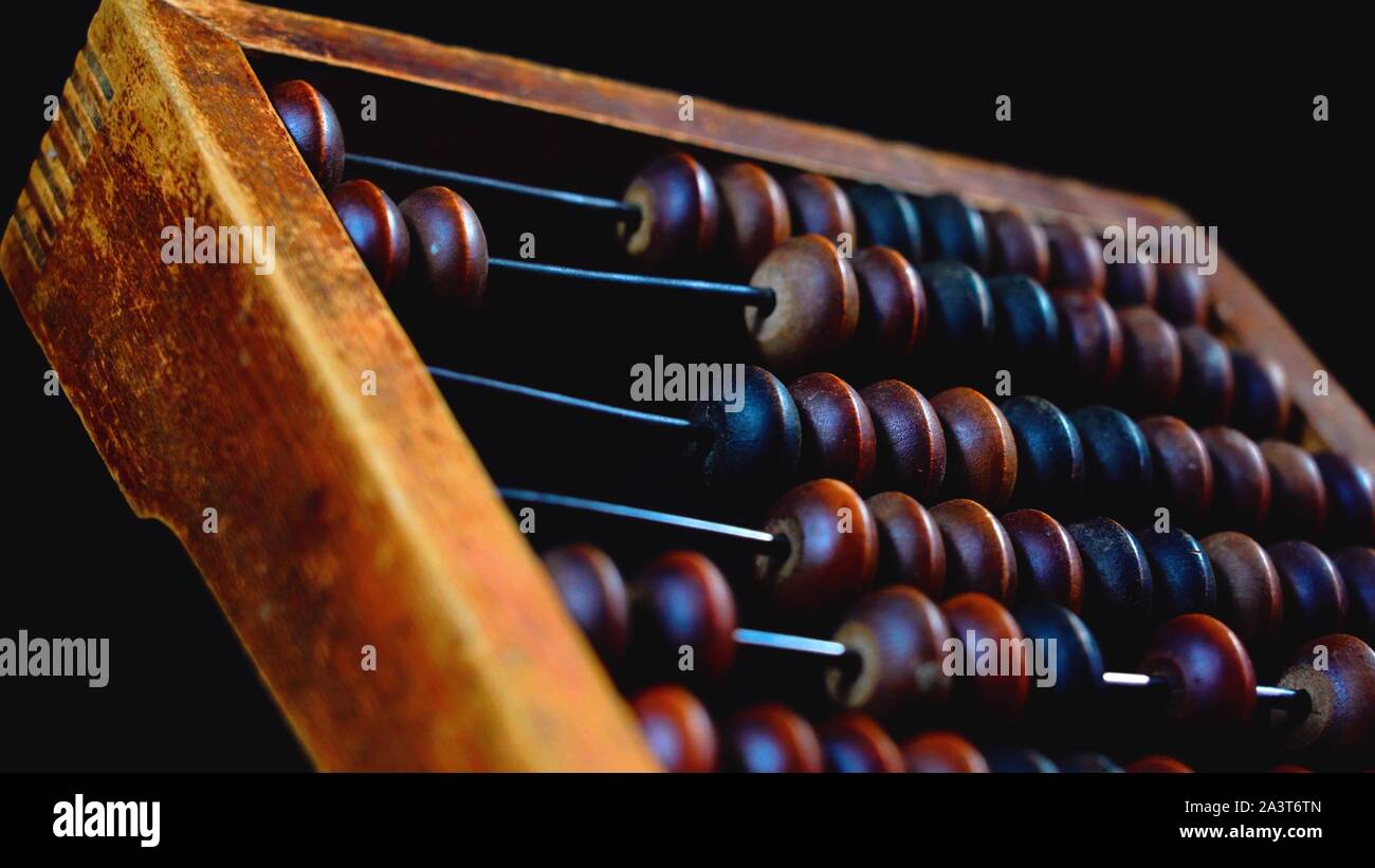 En bois Vintage abacus close up. Knuckles en bois de comptage. Une partie de l'ancienne fin de l'abaque sur fond sombre Banque D'Images