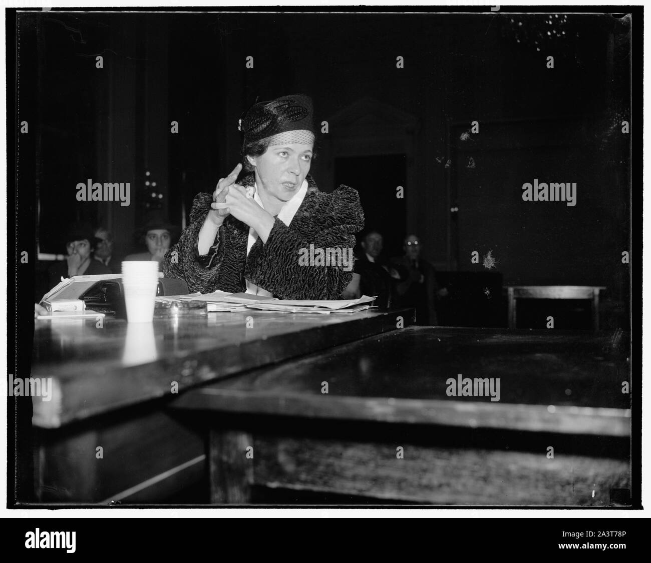 Groupe d'expériences raconte meurt en Espagne avec son mari dans l'armée loyaliste. Washington, D.C., le 29 novembre. Mme William G. Ryan, qui a suivi son mari sur le stand avant le Dies Comité aujourd'hui, a dit au comité de la façon dont elle et son mari s'est joint à la cause loyaliste en Espagne sous la direction du parti communiste. Elle a dit que tous les arrangements pour son recrutement et Ryan ont été manipulés par le parti communiste à New York. Elle a dit qu'elle a trouvé la morale de la vie de l'armée et a demandé une répréhensible transférer Banque D'Images