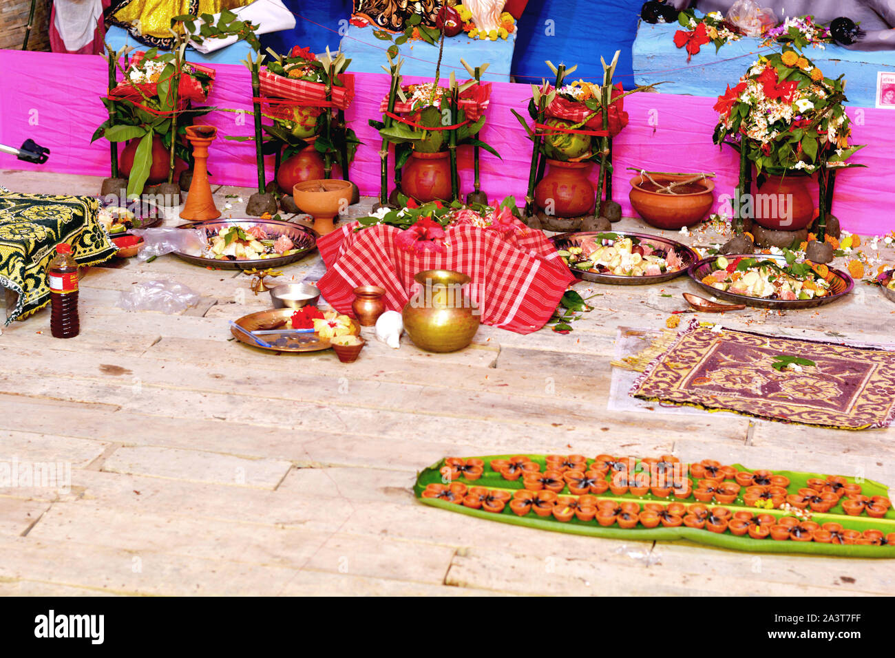 Chanda Bazar, 24 Parganas Nord, l'Inde, 6 octobre, 2019 : la puja hindoue des matériaux comme les pots en terre, mangue feuilles, fleurs, lampes en terre etc. Banque D'Images