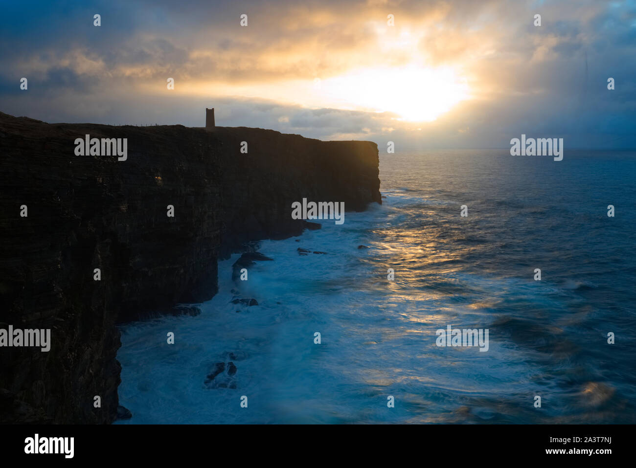 À la lumière d'hiver spectaculaire Marwick Head, Îles Orkney Banque D'Images