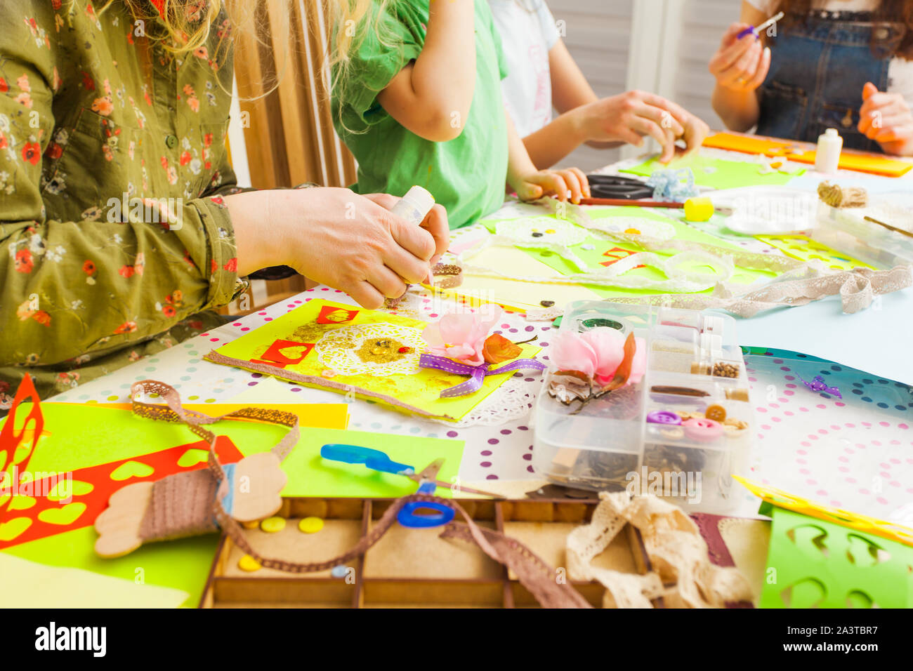 Projet d'art pour enfants, de l'artisanat pour les enfants. Les enfants faisant carte de souhaits à l'atelier créatif avec l'enseignant Banque D'Images