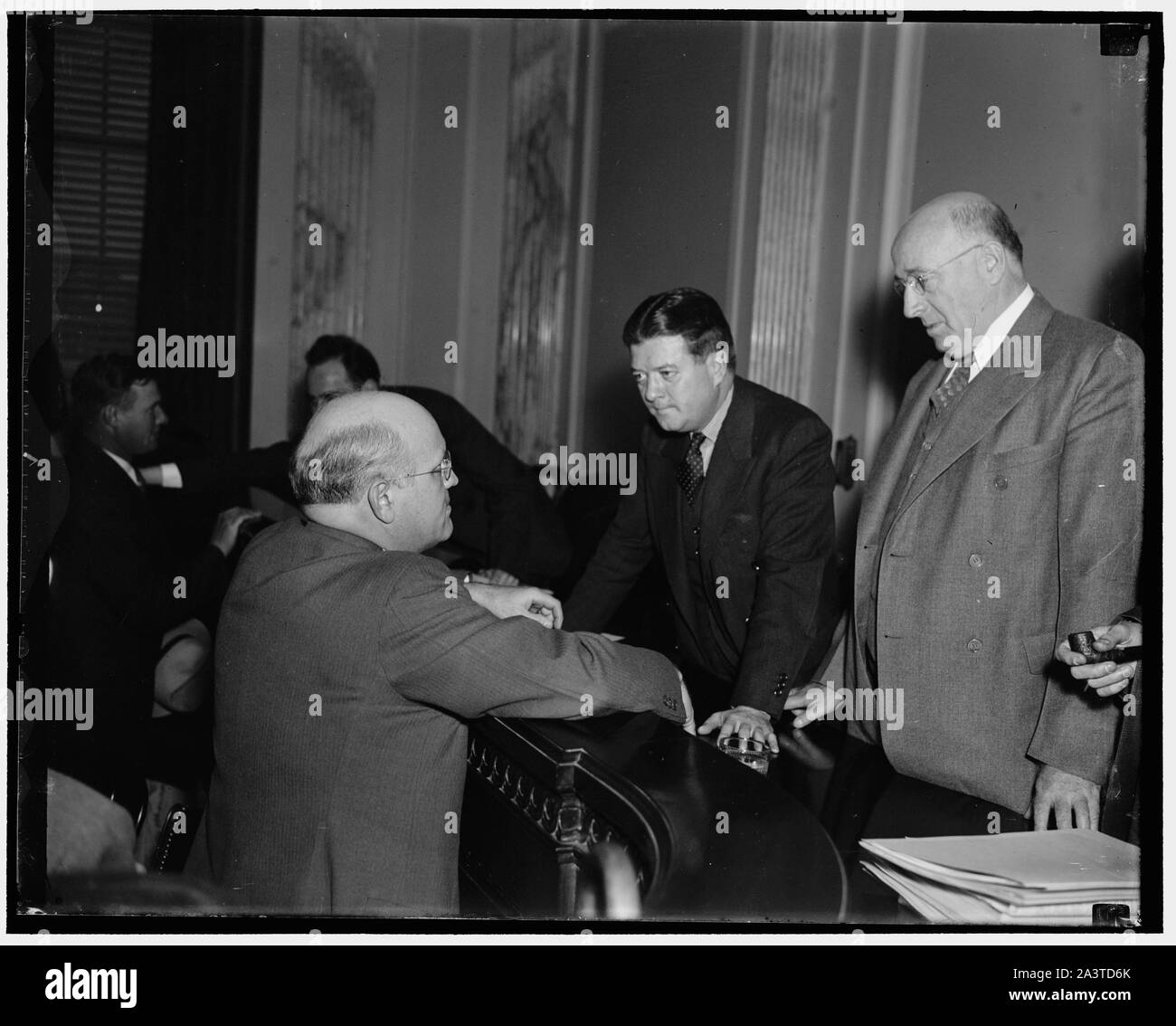 Témoin devant le terrorisme Sénat. Washington, D.C. Le 15 janvier. Yelverton Bouvier, de Birmingham, Ala. a témoigné aujourd'hui devant la Follette's Commission des libertés publiques qu'il a été retenu en tant que président d'un comité spécial de l'américanisation de la Légion américaine. Il a également témoigné que Walter J. Hanna a été vu le jour de la flagellation de Joseph Gelders dans le règne de la terreur dans l'Alabama. La photo montre la Cowheard sur le stand. De gauche à droite sont : Le sénateur Elbert D. Thomas de l'Utah Sen. Robert M. La Follette, Jr., président du Wisconsin ou [le] comité et Yelverton Vacher Banque D'Images