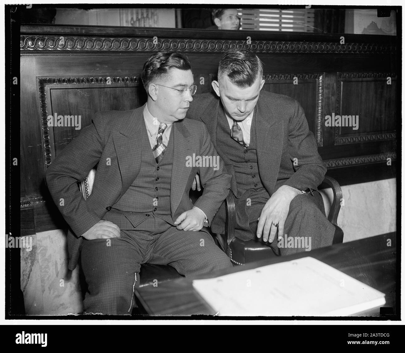 Témoigner devant le Comité de secours du Sénat. Washington, D.C., le 7 mars. Roy Franklin, gauche, agent d'affaires pour Local # 183, Maison d'emballage des travailleurs, et Ernest B. Jacobs, Président de la même union, Austin, au Minnesota, a témoigné devant le Comité de secours du Sénat aujourd'hui, les deux employés de l'usine de conditionnement de Hormel, dit Franklin, que les travailleurs ont estimé que la gestion n'avait fait aucun effort pour augmenter la quantité de travail à faire dans un budget de 40 heures parce que les travailleurs au cours d'une période précédente avait achevé et budgétisés dans les travaux que le temps alloué, 3/7/38 Banque D'Images