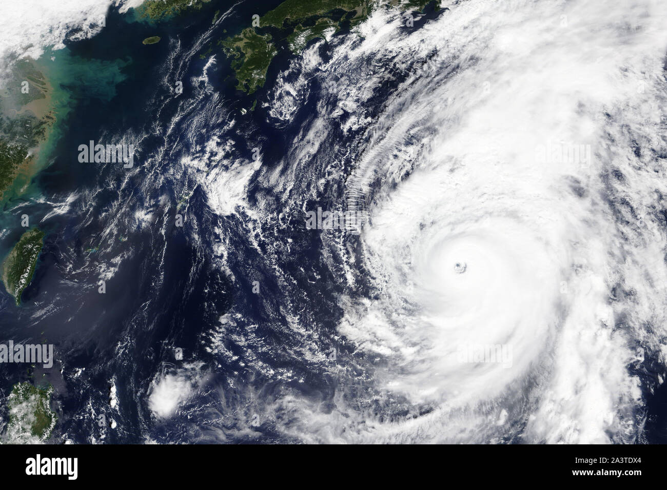 Typhon Hagibis se dirigeant vers le Japon en octobre 2019 - éléments de cette image fournie par la NASA Banque D'Images Typhon Hagibis se dirigeant vers le Japon en octobre 2019 - éléments de cette image fournie par la NASA Banque D'Images