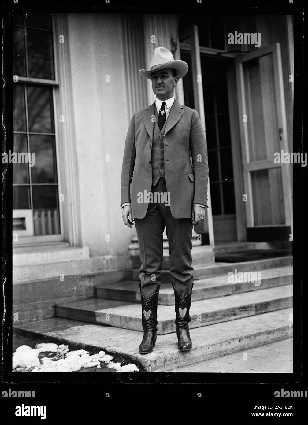 Tex Austin, de Las Vegas, New Mex., Invite le Président Coolidge pour poser les bons offices de l'Amer. fov't fonctionnaires à Londres pour la 100 Amer. cowboys et cowgirls qui vont à la Brit. Exposition de l'Empire pour soutenir la concurrence dans le championnat des concours dans le stade impérial pour les titres de champion international, trophées, et 75 000 $ en bourses. Tex Austin va gérer le concours [Maison Blanche, Washington, D.C.] Banque D'Images