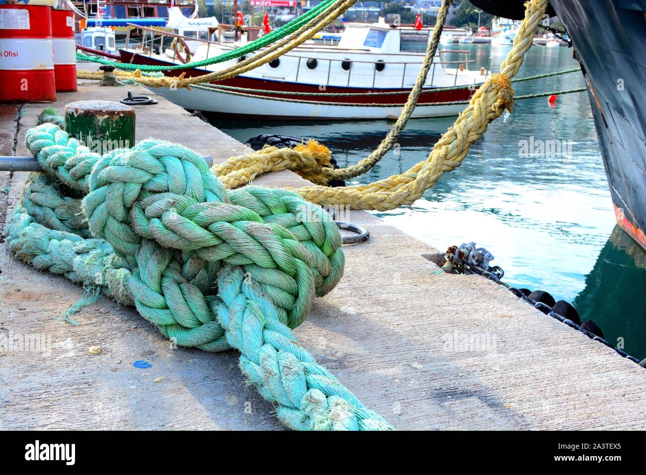 Le port au début du printemps, avant la nouvelle saison commence. Les bateaux sont remis & lovers fixer se verrouille pour le port des obstacles à montrer leur amour Banque D'Images