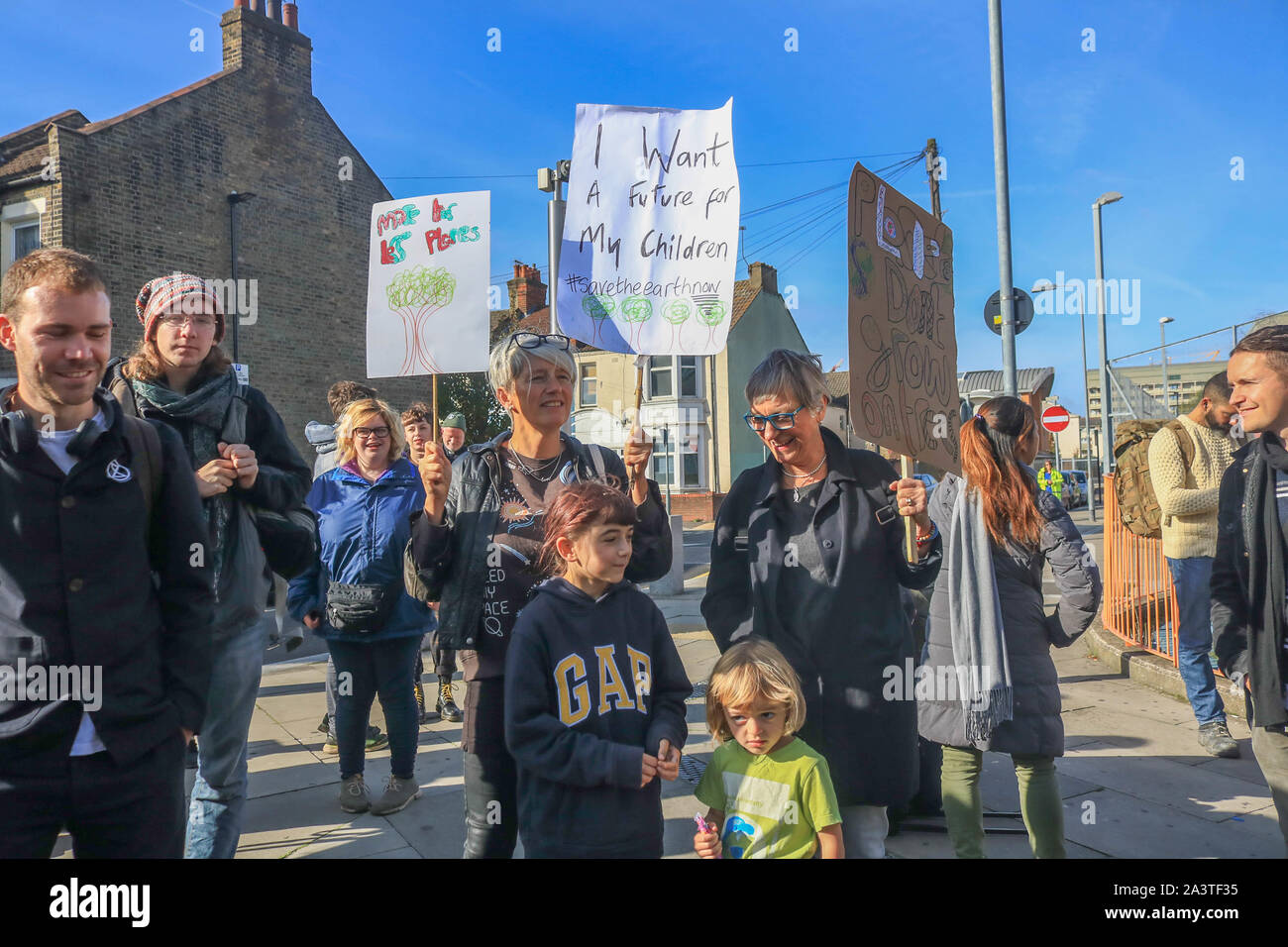Londres, Royaume-Uni - 10 octobre 2019 des militants. Recueillir alors qu'ils tentent d'arrêter l'aéroport de London City Crédit : amer ghazzal/Alamy Live News Banque D'Images