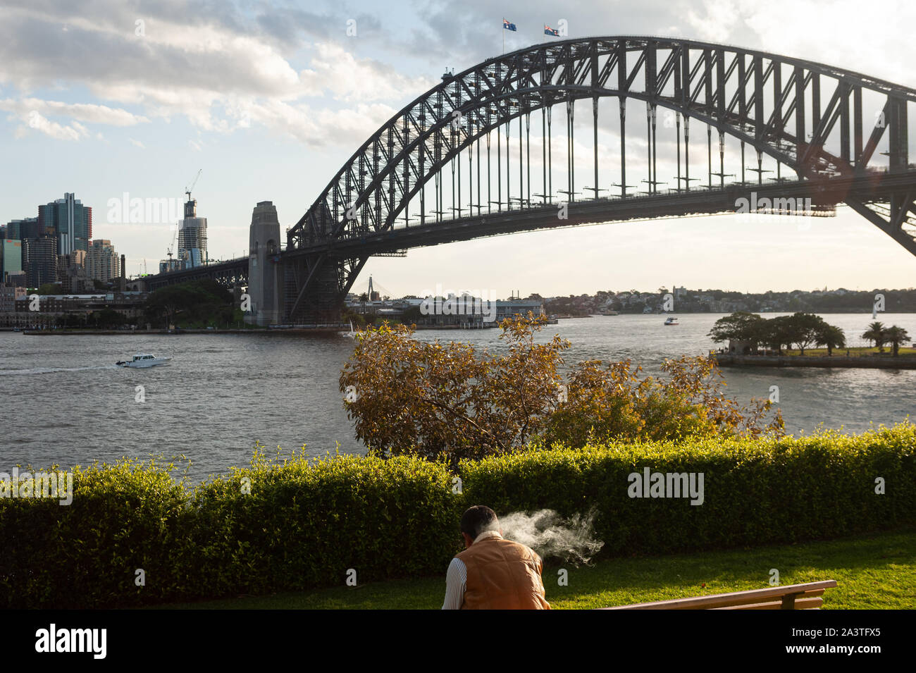 22.09.2019, Sydney, Nouvelle-Galles du Sud, Australie - une vue du front de mer à Kirribilli du Harbour Bridge de Sydney et Port Jackson. Banque D'Images
