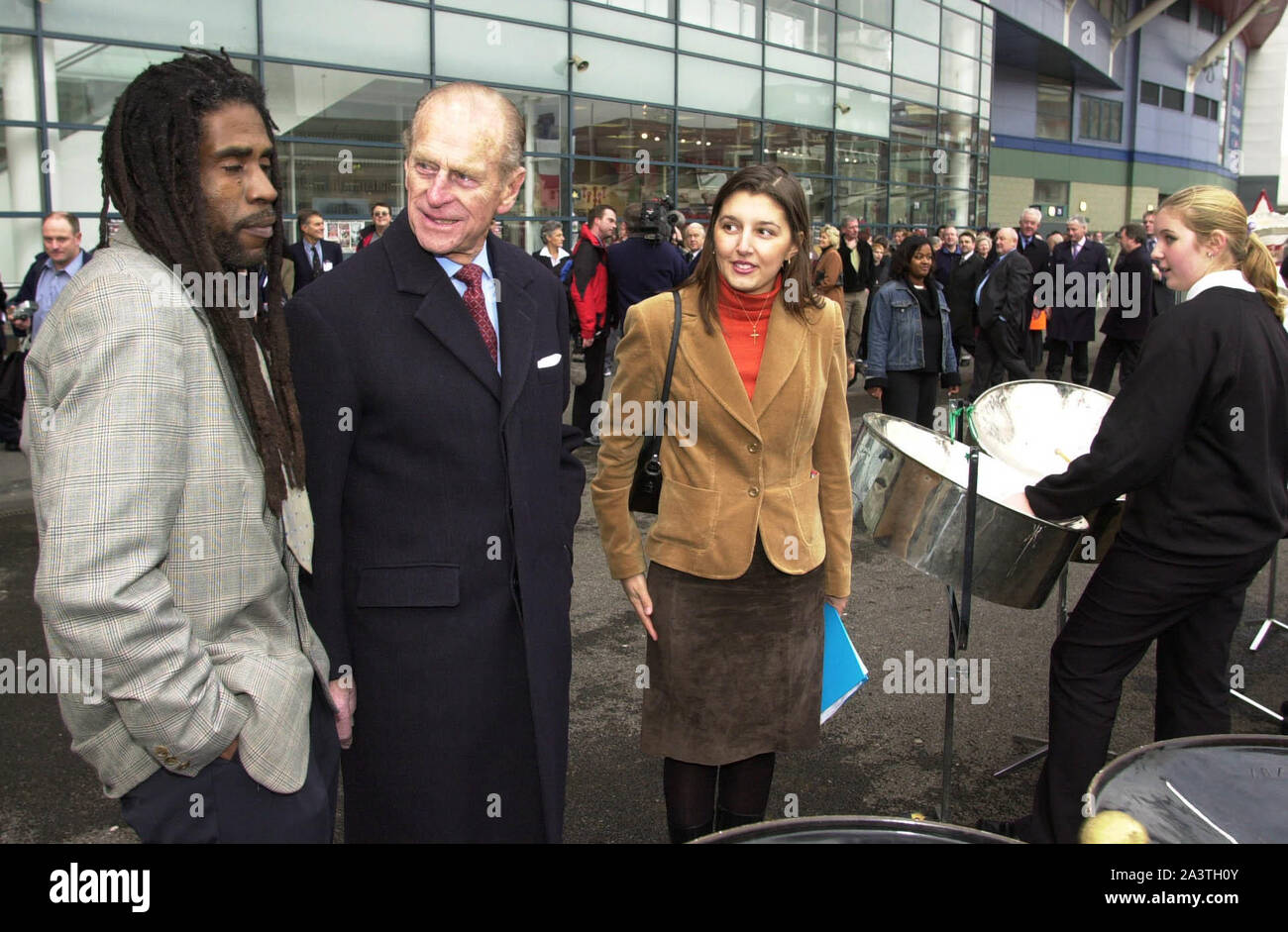 Le duc d'Édimbourg rencontre des jeunes impliqués dans le système d'attribution du duc d'Édimbourg au Millennium Stadium, Cardiff aujourd'hui (mardi 19/11/02) où les régimes Conseil Général 2003 a été tenu. 19/11/02 Banque D'Images