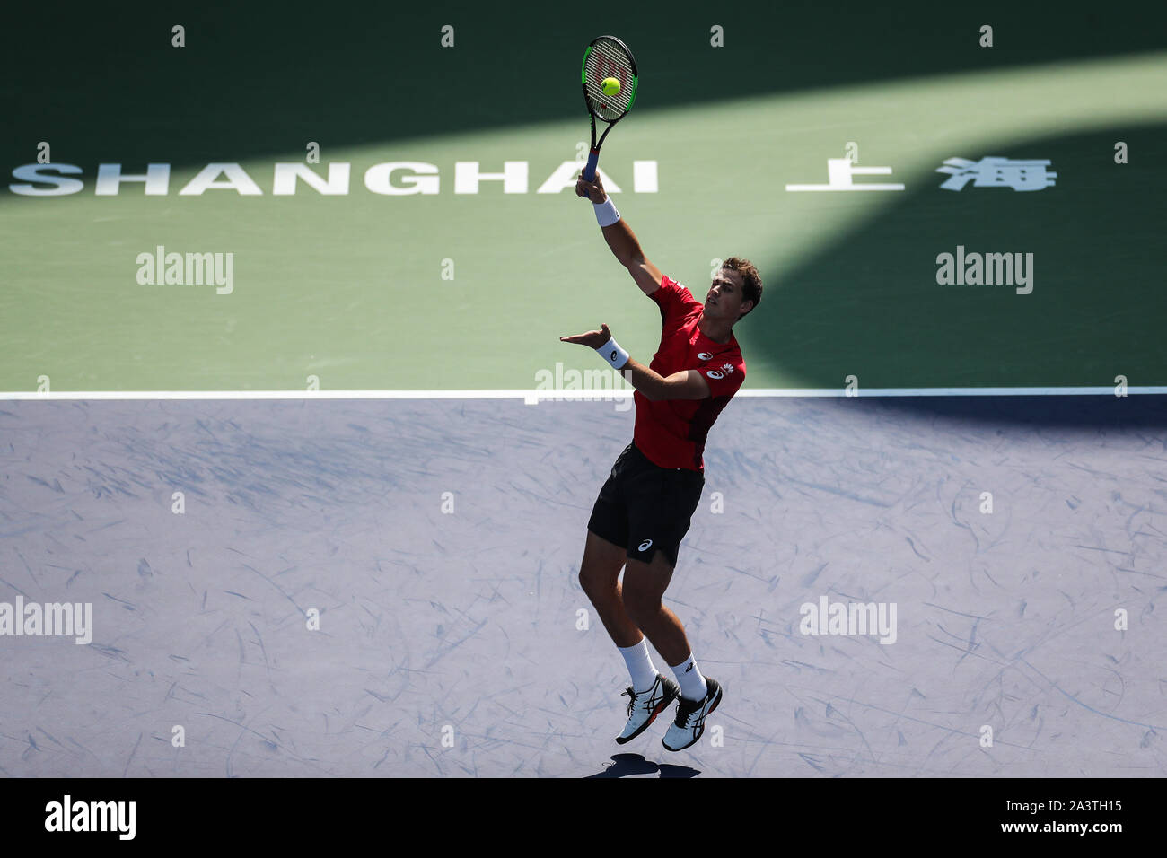 Joueur de tennis professionnel canadien Vasek Pospisil est en concurrence contre joueur de tennis russe Daniil Medvedev au cours de la troisième série de Rolex Masters 2019 de Shanghai, à Shanghai, Chine, 10 octobre 2019. Joueur de tennis russe Daniil Medvedev a battu le joueur de tennis professionnel canadien Vasek Pospisil avec 2-0 lors de la troisième série de Rolex Masters 2019 de Shanghai, à Shanghai, Chine, 10 octobre 2019. Banque D'Images
