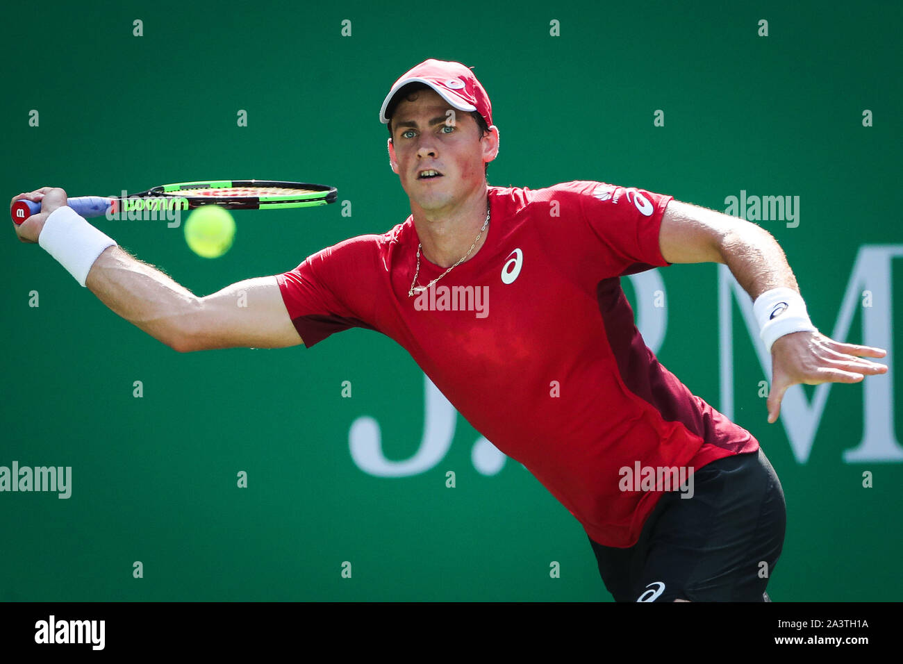 Joueur de tennis professionnel canadien Vasek Pospisil est en concurrence contre joueur de tennis russe Daniil Medvedev au cours de la troisième série de Rolex Masters 2019 de Shanghai, à Shanghai, Chine, 10 octobre 2019. Joueur de tennis russe Daniil Medvedev a battu le joueur de tennis professionnel canadien Vasek Pospisil avec 2-0 lors de la troisième série de Rolex Masters 2019 de Shanghai, à Shanghai, Chine, 10 octobre 2019. Banque D'Images