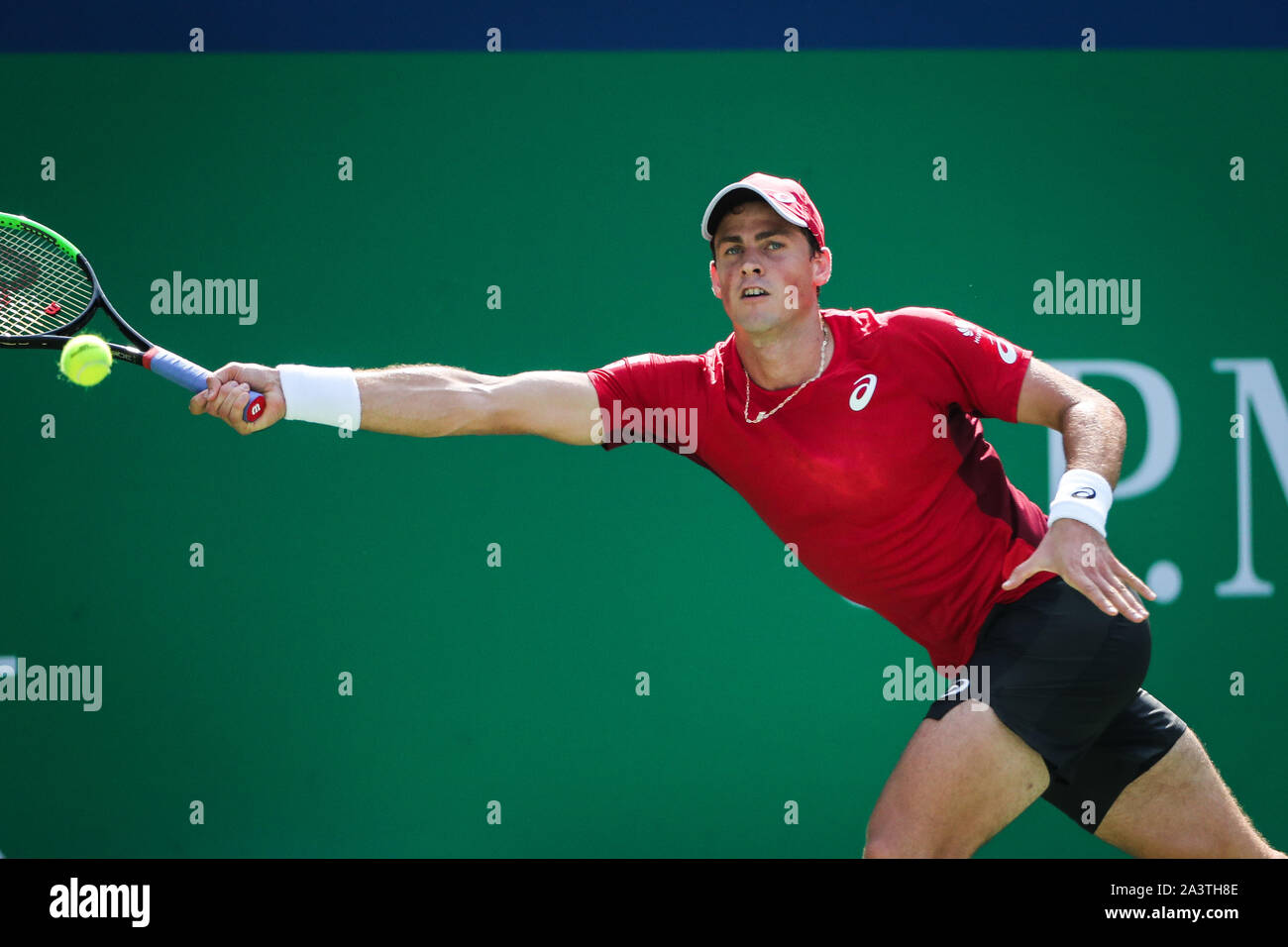 Joueur de tennis professionnel canadien Vasek Pospisil est en concurrence contre joueur de tennis russe Daniil Medvedev au cours de la troisième série de Rolex Masters 2019 de Shanghai, à Shanghai, Chine, 10 octobre 2019. Joueur de tennis russe Daniil Medvedev a battu le joueur de tennis professionnel canadien Vasek Pospisil avec 2-0 lors de la troisième série de Rolex Masters 2019 de Shanghai, à Shanghai, Chine, 10 octobre 2019. Banque D'Images