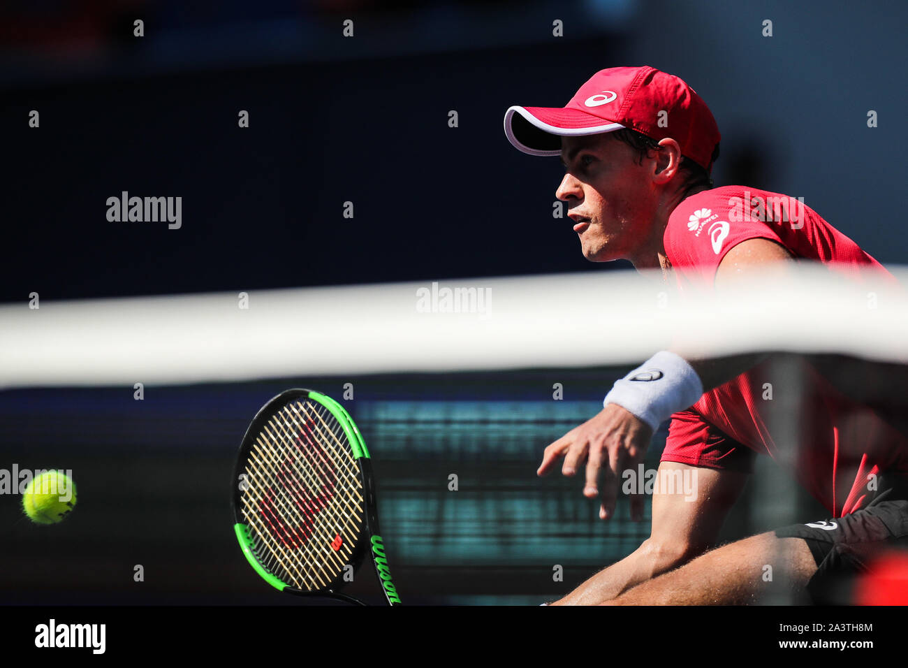 Joueur de tennis professionnel canadien Vasek Pospisil est en concurrence contre joueur de tennis russe Daniil Medvedev au cours de la troisième série de Rolex Masters 2019 de Shanghai, à Shanghai, Chine, 10 octobre 2019. Joueur de tennis russe Daniil Medvedev a battu le joueur de tennis professionnel canadien Vasek Pospisil avec 2-0 lors de la troisième série de Rolex Masters 2019 de Shanghai, à Shanghai, Chine, 10 octobre 2019. Banque D'Images