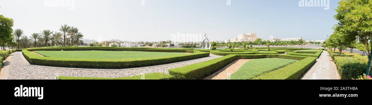 Vue panoramique verdure autour de l'Arches fontaine située près de l'Opéra Royal en Oman Banque D'Images