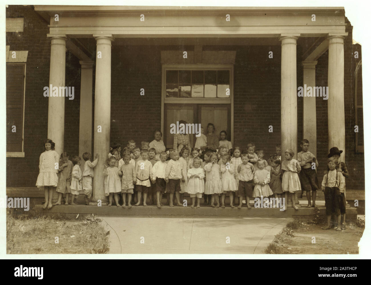 Le Kinleygarten policeme (le moulin[n] l'appelaient) à Lynchburg (Virginie) manufacture de coton[s.] Les enfants de l'établissement de l'usine, de six à huit ans. Plusieurs olde[r] les garçons étaient autour et l'assemblage au quand ils le pouvaient. Aussi une mère et du bébé. J'ai demandé à Mlle Carrington, responsable, où les enfants de 8 à 14 rendez-vous, et elle a dit que peu d'entre eux à ces âges s'occuper de l'éducation. Ils attendent juste d'être assez vieux pour entrer dans l'usine. La seule disponible pour eux l'école est longue. Banque D'Images