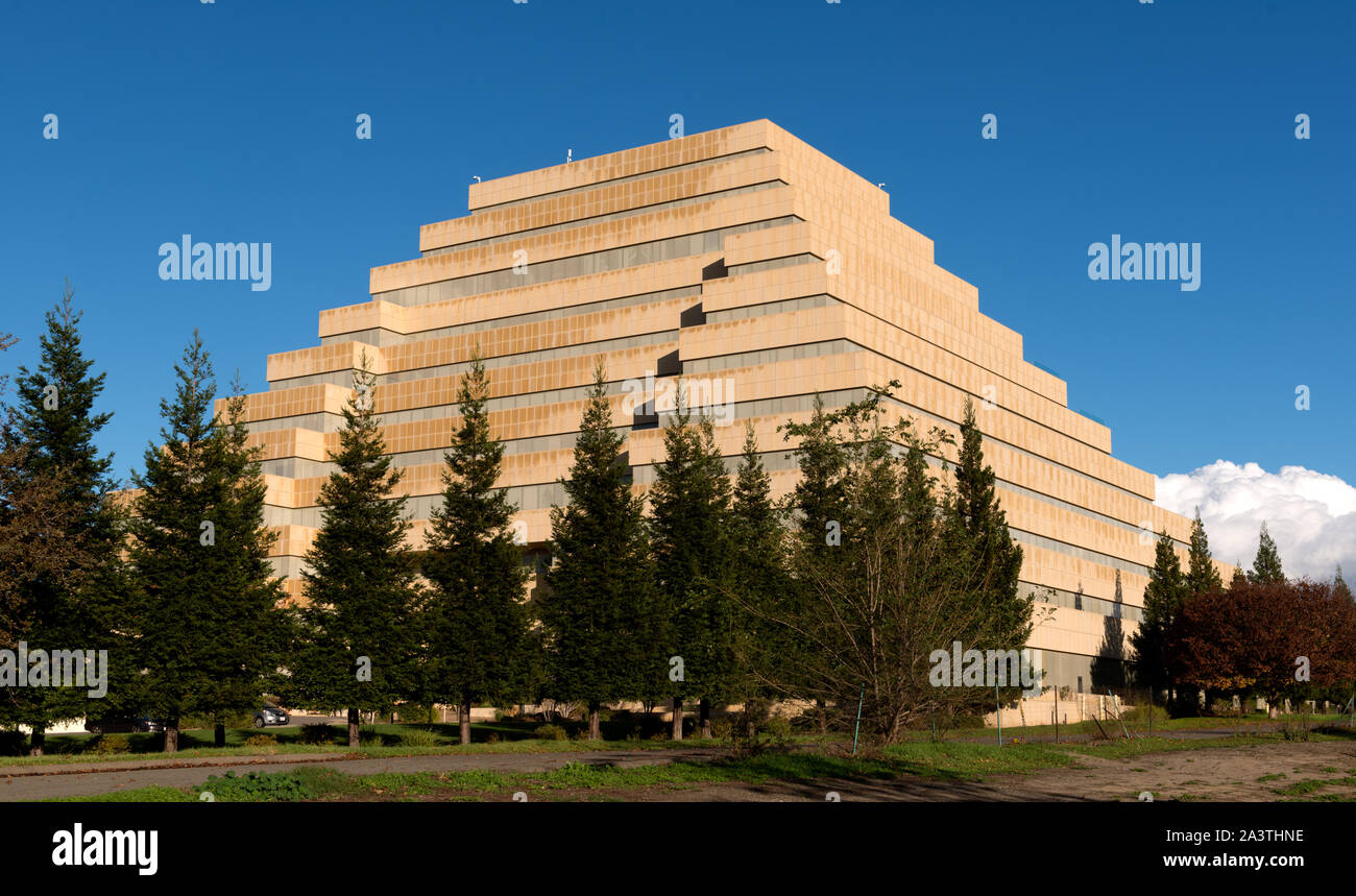 La ziggourat de 10 étages, un bâtiment de bureaux de l'état pyramidal le long de la rivière Sacramento, en face du centre ville de Sacramento, la capitale de la Californie Banque D'Images