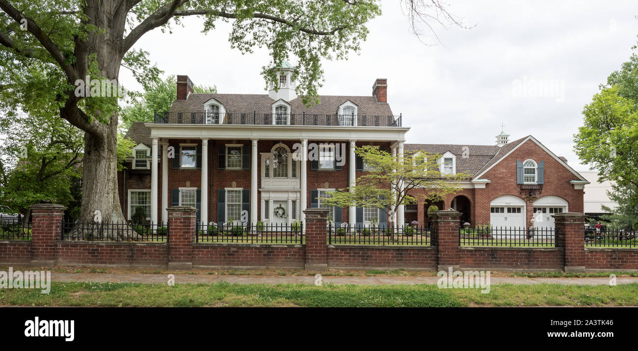 1943 La Maison Henry Oates, une brique interprétation de George Washington's Mount Vernon, dans la rue du marché de quartier de belles maisons à Parkersburg, Virginie-Occidentale Banque D'Images