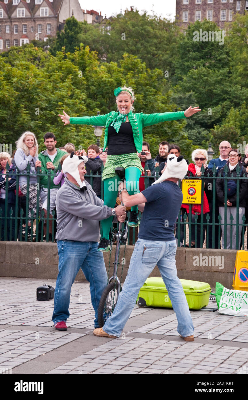 Interprète de rue sur monocycle. Festival Fringe d'Édimbourg. The Mound, Édimbourg, Écosse Banque D'Images