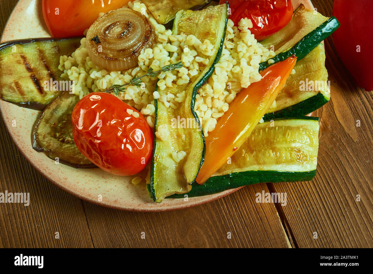 Salade de boulgour et Halloumi , close up Salade méditerranéenne . Banque D'Images