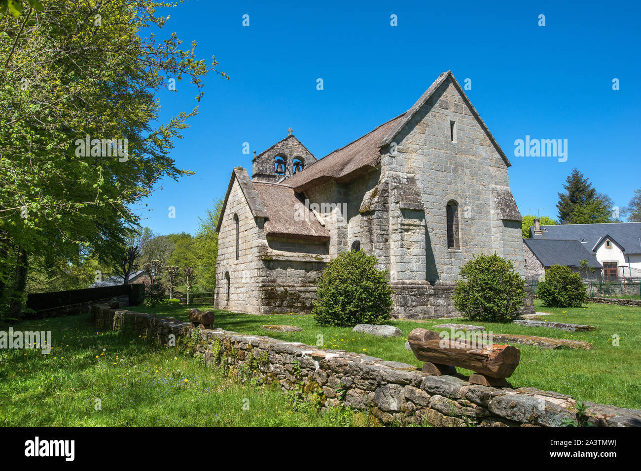 Lestards (centre de la France) : l'église de Saint Martial, construit autour de la fin du 12ème siècle, la seule église de France à avoir un toit de chaume Banque D'Images