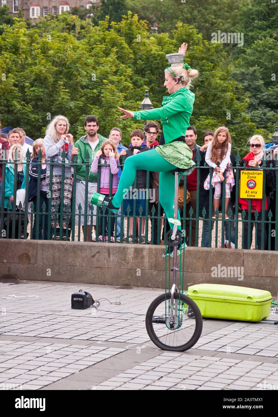 Interprète de rue sur monocycle. Festival Fringe d'Édimbourg. The Mound, Édimbourg, Écosse Banque D'Images