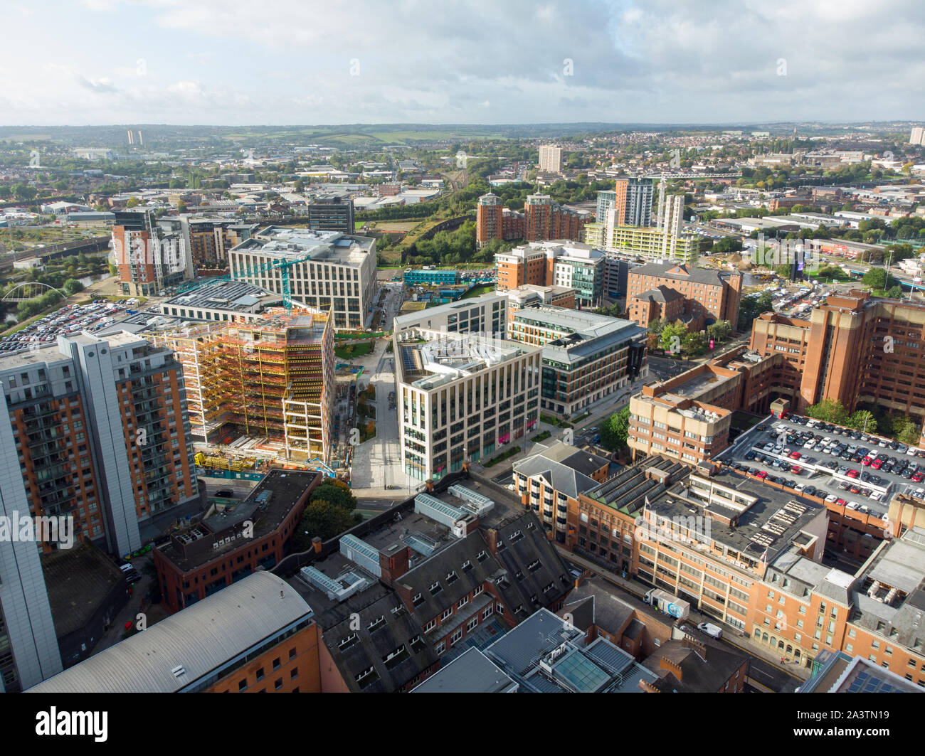 Photo aérienne prise sur le centre de Leeds au Royaume-Uni, montrant le centre-ville typiquement britannique ainsi que des hôtels, des commerces et centres commerciaux, prises Banque D'Images