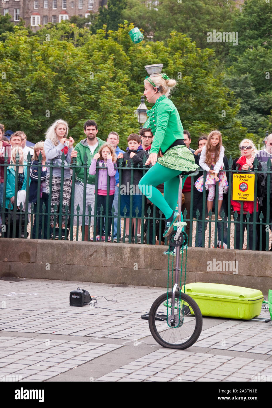 Interprète de rue sur monocycle. Festival Fringe d'Édimbourg. The Mound, Édimbourg, Écosse Banque D'Images