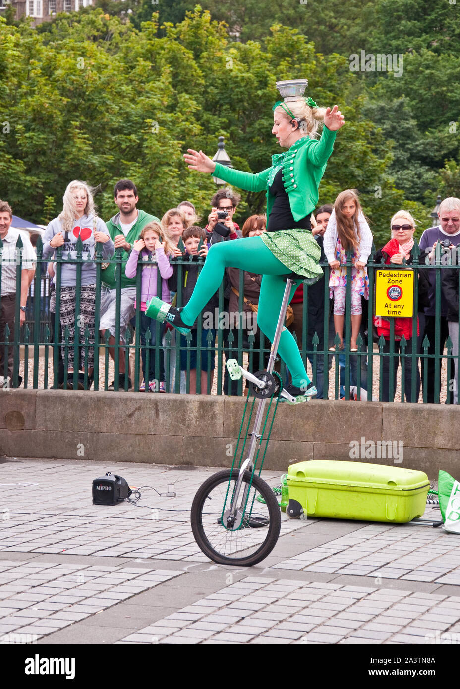 Interprète de rue sur monocycle. Festival Fringe d'Édimbourg. The Mound, Édimbourg, Écosse Banque D'Images