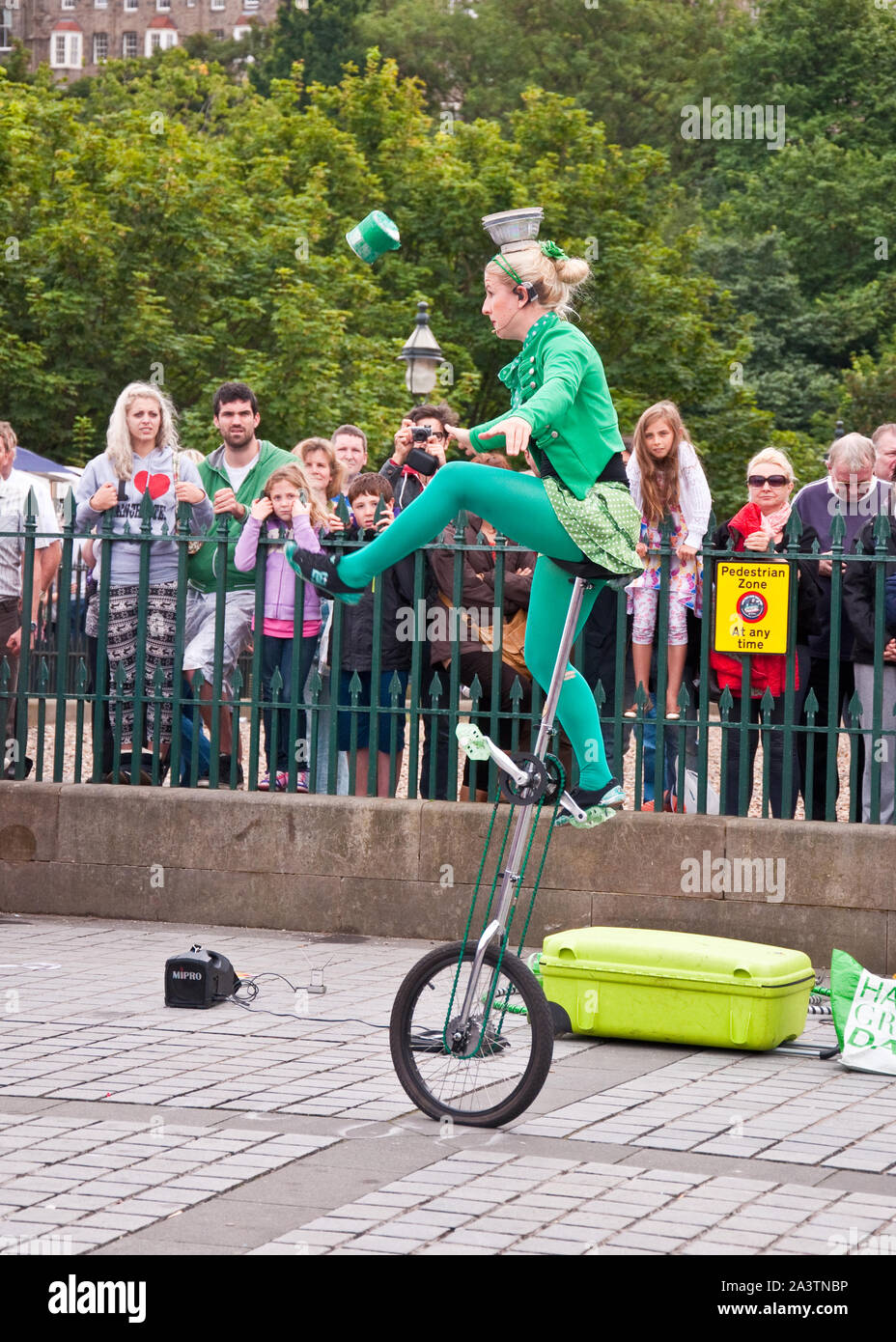 Interprète de rue sur monocycle. Festival Fringe d'Édimbourg. The Mound, Édimbourg, Écosse Banque D'Images