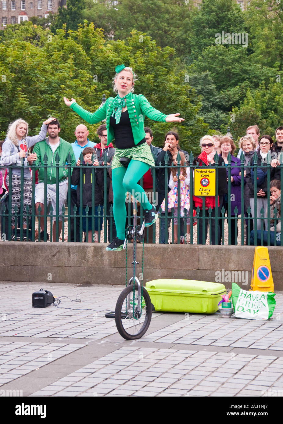 Interprète de rue sur monocycle. Festival Fringe d'Édimbourg. The Mound, Édimbourg, Écosse Banque D'Images