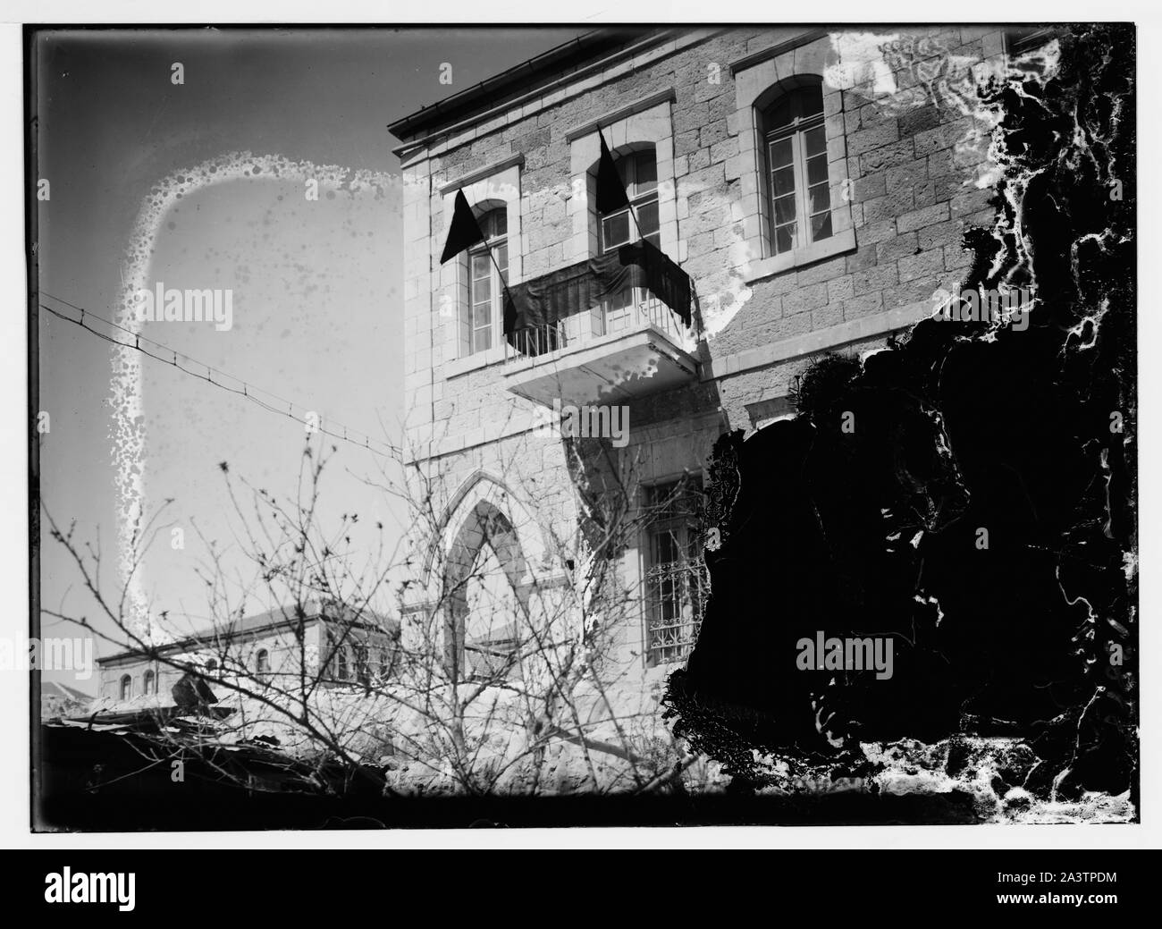 Le Club House arabe drapé de crêpe et drapeaux noirs le jour de l'arrivée de Lord Balfour à Jérusalem, 1925 Banque D'Images